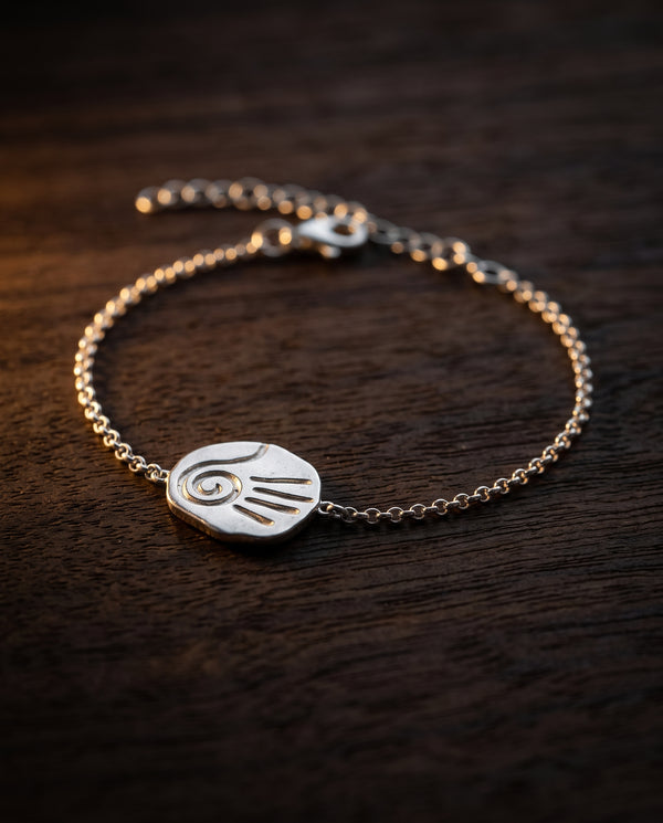 Pulsera plata con mano