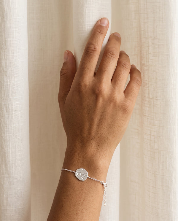 Pulsera plata con mano
