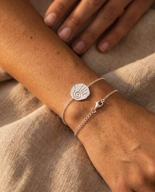 Pulsera plata con mano
