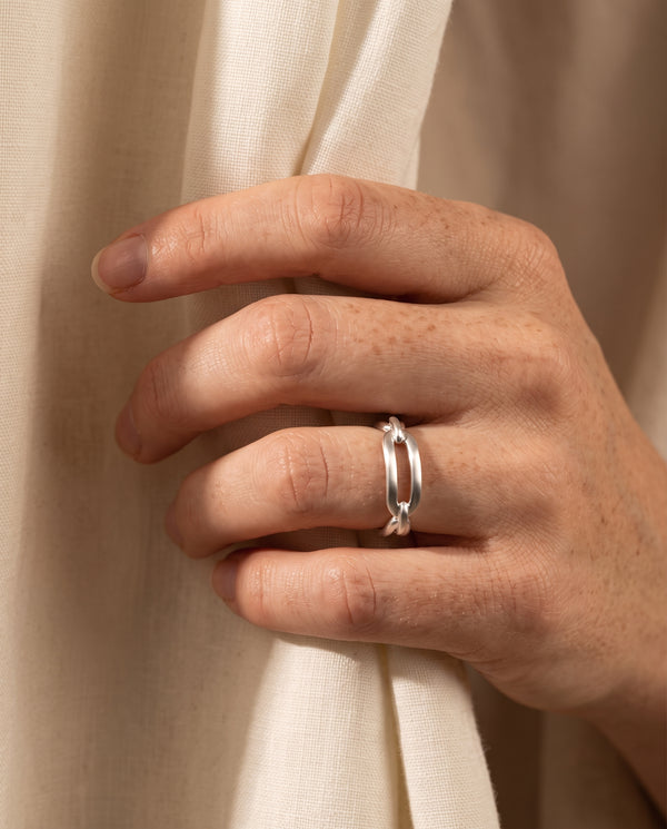 Anillo plata cruzado diseño moderno