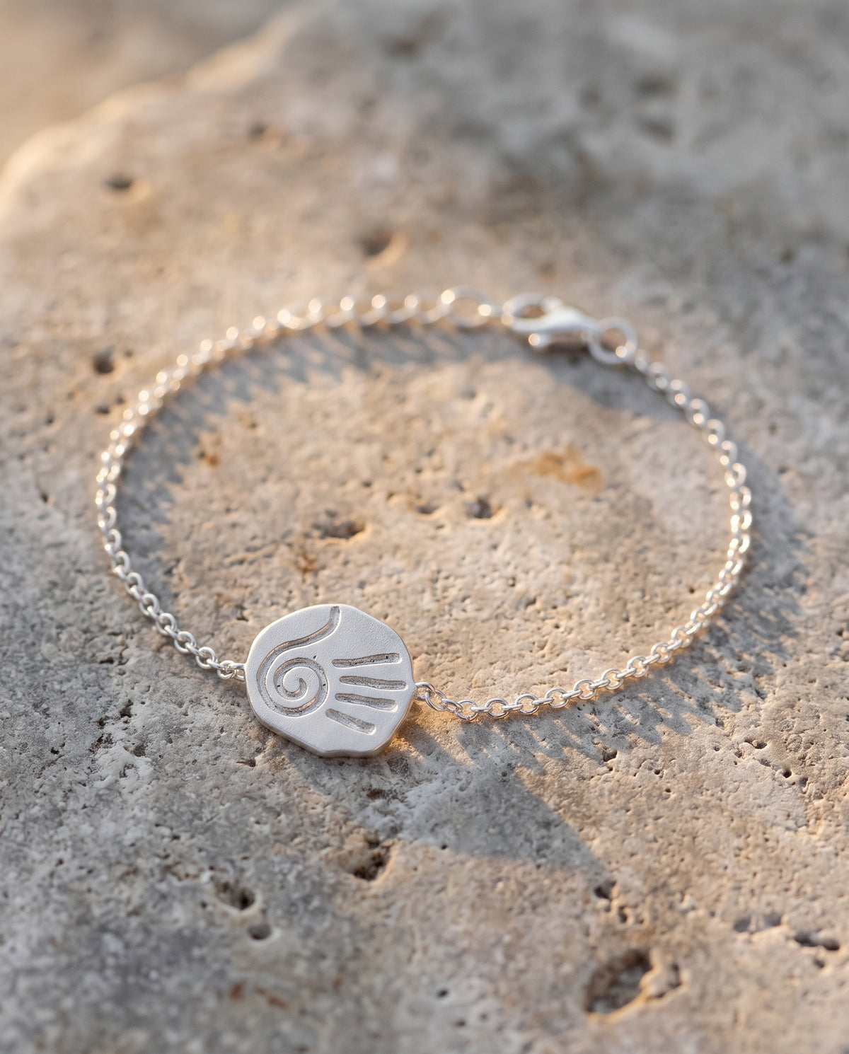 Pulsera plata con mano